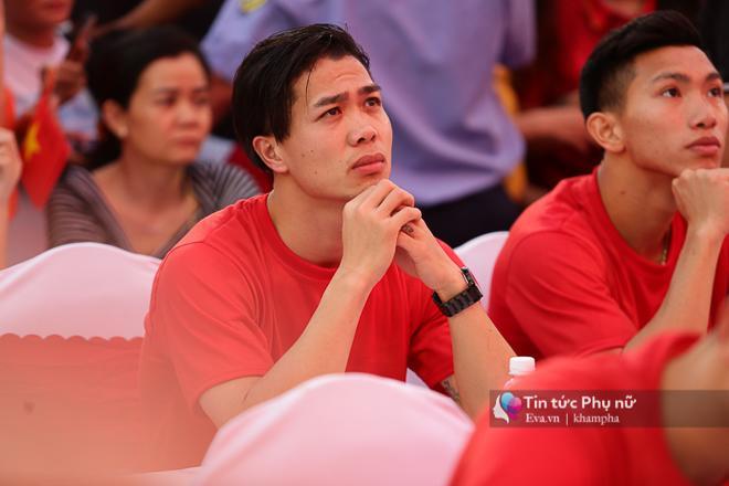 Cận cảnh những khoảnh khắc đẹp long lanh của các cầu thủ U23 Việt Nam trong buổi giao lưu-12