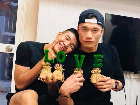 Đức Chinh bật mí: 'Tôi thích nằm trên nên làm chú rể, còn Tiến Dũng làm cô dâu cơ'