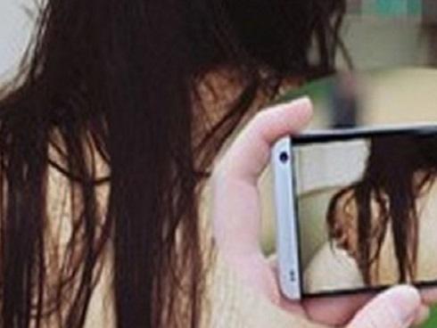 Quan hệ tập thể trong khách sạn rồi ghi lại clip 'nóng' để tống tiền