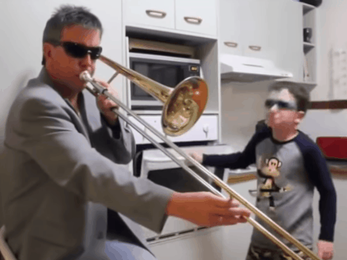 Không thể nhịn cười với cặp bố con 'lầy lội' nhất quả đất