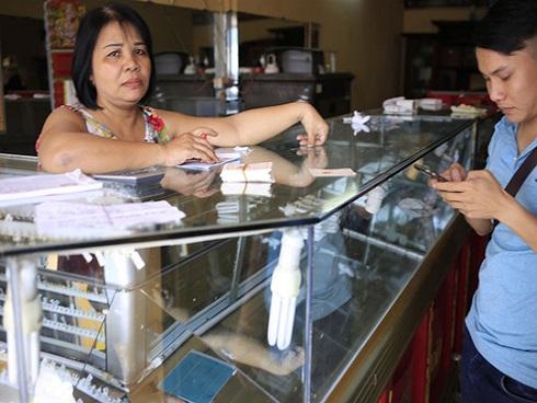 Việt kiều Đức không thể về nước vì bị giật túi xách ở phố Tây-2