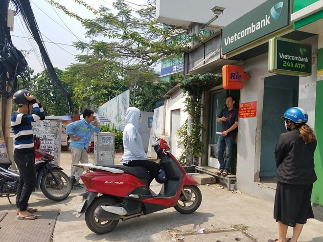 Rút 10 triệu, khách hàng ở Sài Gòn phải đi 10 máy ATM-1