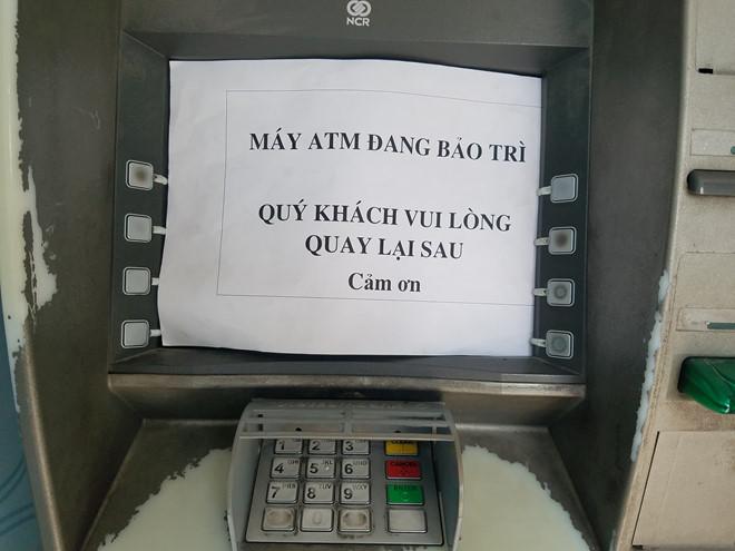 Rút 10 triệu, khách hàng ở Sài Gòn phải đi 10 máy ATM-2