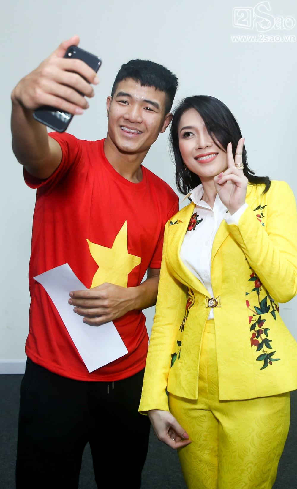 ĐỘC QUYỀN: Mỹ Tâm bắt tay thuyền trưởng Park Hang-seo, selfie cùng dàn cầu thủ U23-5