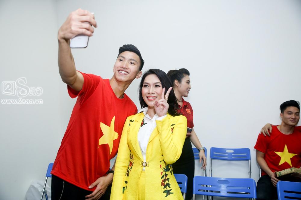 ĐỘC QUYỀN: Mỹ Tâm bắt tay thuyền trưởng Park Hang-seo, selfie cùng dàn cầu thủ U23-7