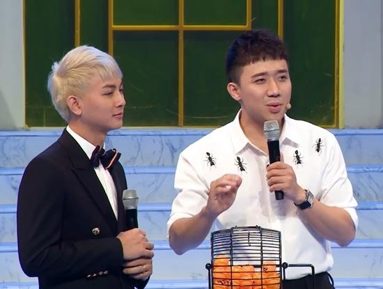 Sơ mi trắng 5 con kiến từng được Trấn Thành mặc cực đẹp, rơi vào tay trung vệ Bùi Tiến Dũng lại thành ra thế này!-3