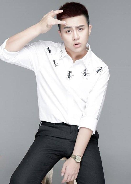Sơ mi trắng 5 con kiến từng được Trấn Thành mặc cực đẹp, rơi vào tay trung vệ Bùi Tiến Dũng lại thành ra thế này!-9