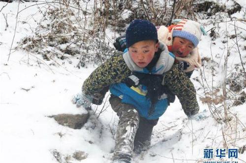 Cậu bé 9 tuổi vượt tuyết cõng em trai xuống núi: Bức ảnh lay động hàng triệu trái tim-1
