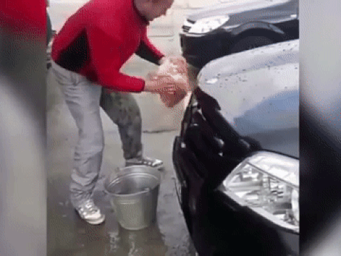 Clip: Quá bạo lực, người đàn ông dùng mèo rửa xe khiến cộng đồng mạng dậy sóng
