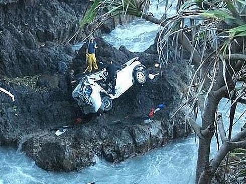 Chị em sinh đôi tàn sát lẫn nhau, lao xe xuống vách đá vì lý do không thể chấp nhận