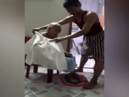 Con trai chăm sóc cho mẹ già khiến cộng đồng xúc động