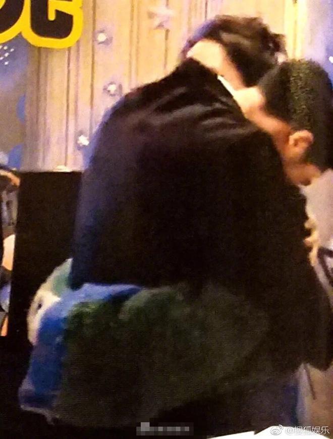 Hé lộ hình ảnh Chung Hân Đồng được bạn trai kém 4 tuổi quỳ gối cầu hôn-3