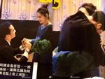 Hé lộ hình ảnh Chung Hân Đồng được bạn trai kém 4 tuổi quỳ gối cầu hôn