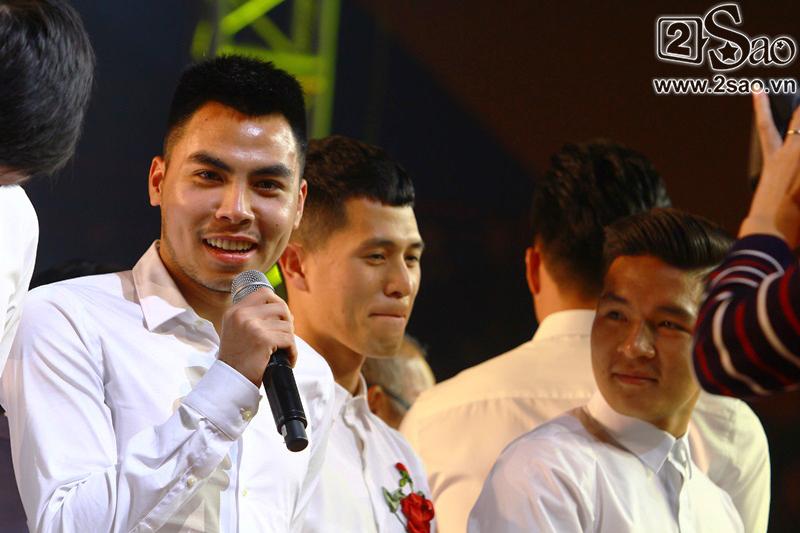 Dàn cầu thủ U23 diện sơ mi trắng chuẩn soái ca, liên tục được fan nữ tỏ tình tại Hà Nội-6