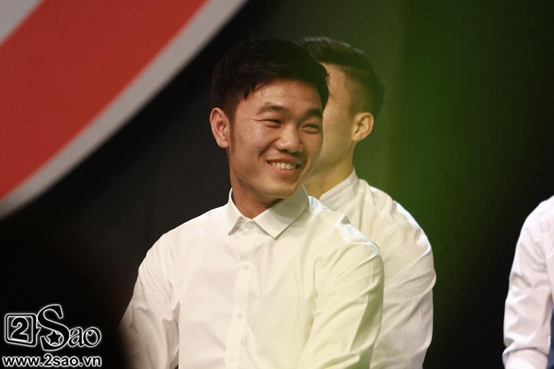 Dàn cầu thủ U23 diện sơ mi trắng chuẩn soái ca, liên tục được fan nữ tỏ tình tại Hà Nội-8