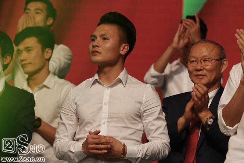 Dàn cầu thủ U23 diện sơ mi trắng chuẩn soái ca, liên tục được fan nữ tỏ tình tại Hà Nội-11