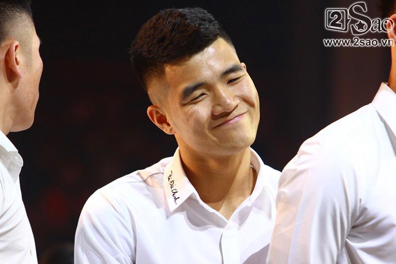 Dàn cầu thủ U23 diện sơ mi trắng chuẩn soái ca, liên tục được fan nữ tỏ tình tại Hà Nội-5