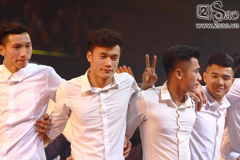 Dàn cầu thủ U23 diện sơ mi trắng chuẩn soái ca, liên tục được fan nữ tỏ tình tại Hà Nội-2