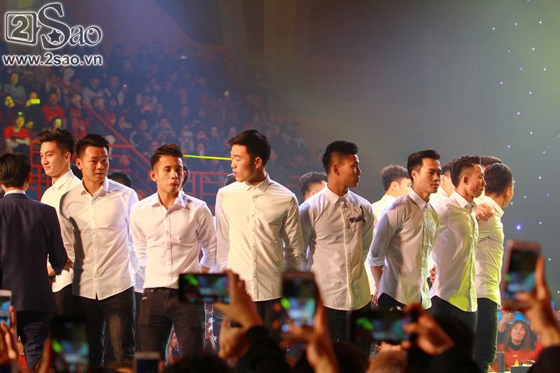 Dàn cầu thủ U23 diện sơ mi trắng chuẩn soái ca, liên tục được fan nữ tỏ tình tại Hà Nội-1