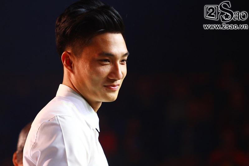 Dàn cầu thủ U23 diện sơ mi trắng chuẩn soái ca, liên tục được fan nữ tỏ tình tại Hà Nội-4