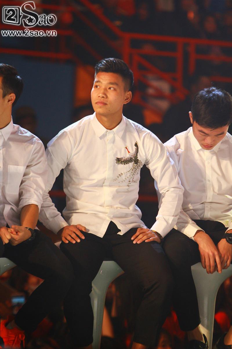 Dàn cầu thủ U23 diện sơ mi trắng chuẩn soái ca, liên tục được fan nữ tỏ tình tại Hà Nội-13