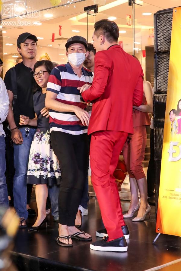 Hoài Linh mặc áo thun mang dép lê lạc lõng giữa sự kiện-1