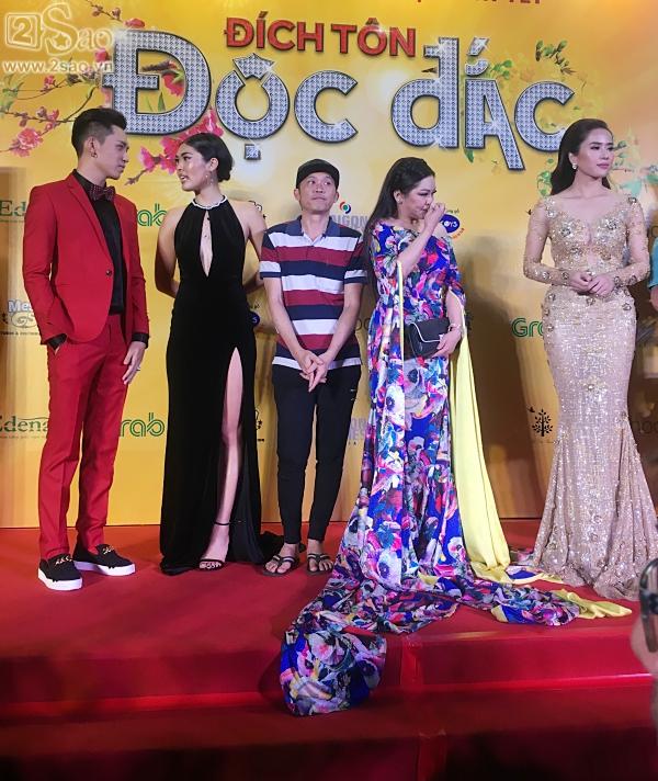 Hoài Linh mặc áo thun mang dép lê lạc lõng giữa sự kiện-3