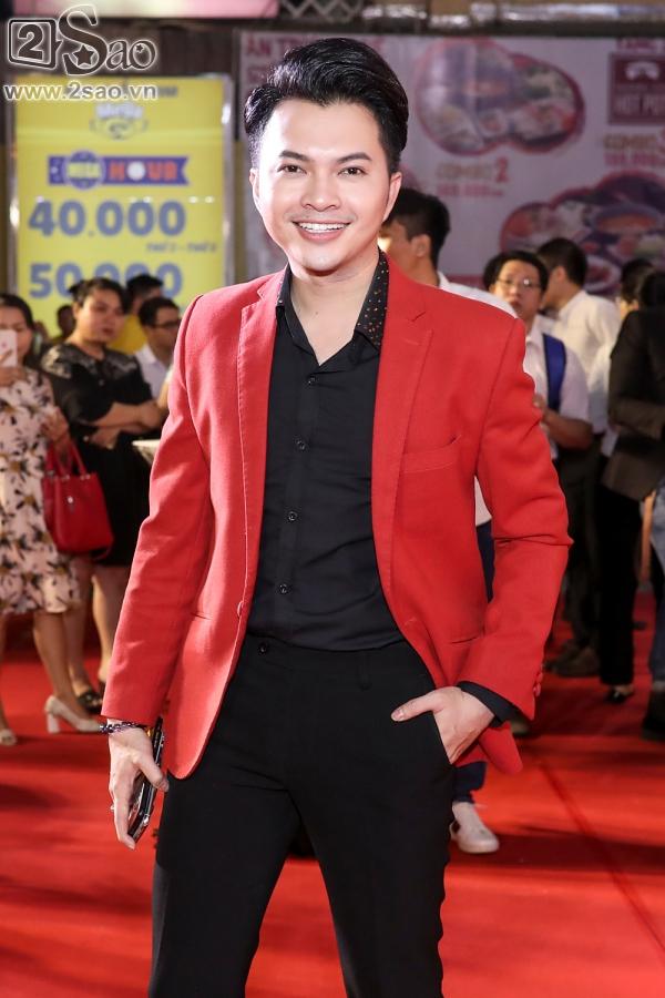 Hoài Linh mặc áo thun mang dép lê lạc lõng giữa sự kiện-13