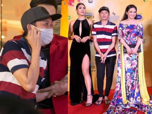 Hoài Linh mặc áo thun mang dép lê 'lạc lõng' giữa sự kiện