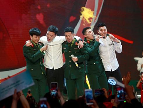 Soái ca U23 Việt Nam mặc sơ mi trắng trổ tài làm ca sĩ 'quẩy' tưng bừng trên sân khấu cùng ban nhạc 'Ba chú bộ đội'
