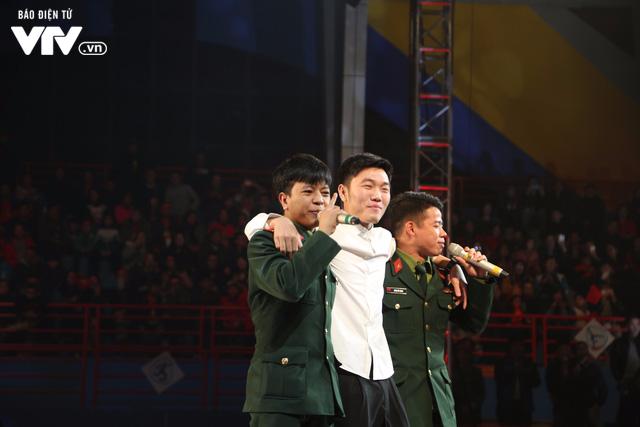 Soái ca U23 Việt Nam mặc sơ mi trắng trổ tài làm ca sĩ quẩy tưng bừng trên sân khấu cùng ban nhạc Ba chú bộ đội-1