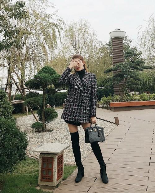 Ngọc Trinh khoe street style kín đáo đánh bại Angela Phương Trinh diện váy mỏng tang-7