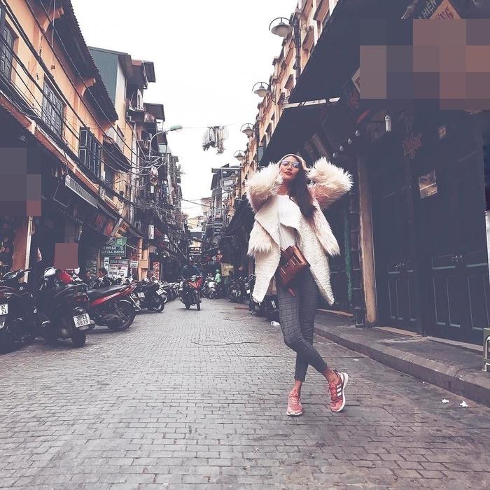 Ngọc Trinh khoe street style kín đáo đánh bại Angela Phương Trinh diện váy mỏng tang-9