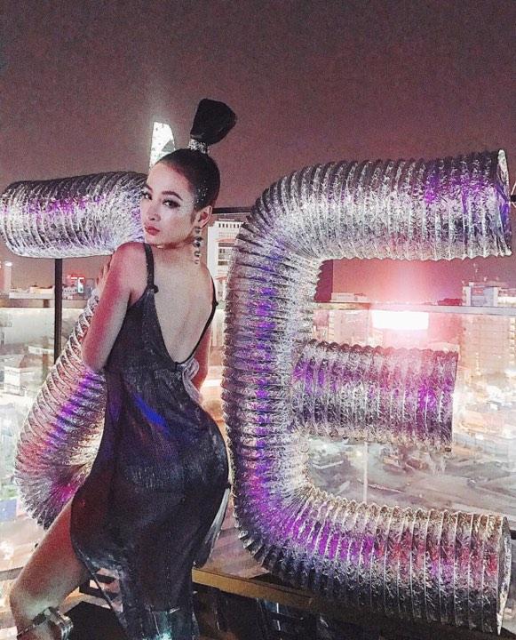 Ngọc Trinh khoe street style kín đáo đánh bại Angela Phương Trinh diện váy mỏng tang-2