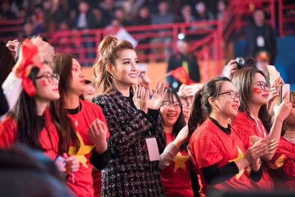 HÌNH ẢNH CUTE NHẤT FACEBOOK HÔM NAY: U23 ôm nhau ngó lơ Huyền My, chỉ duy nhất Bùi Tiến Dũng biểu hiện lạ!-9