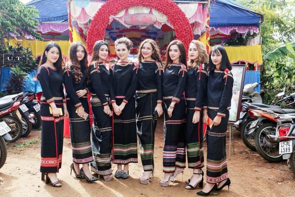 Ngẩn ngơ ngắm dàn phù dâu ‘xinh như mộng’ tại lễ ăn hỏi ở Đắk Lắk-7