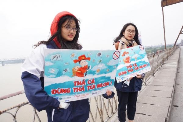 Sợ ‘tắc đường’, người dân mang cá chép thả tiễn ông Công ông Táo về trời sớm-3