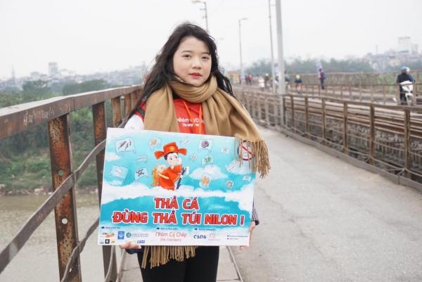 Sợ ‘tắc đường’, người dân mang cá chép thả tiễn ông Công ông Táo về trời sớm-4