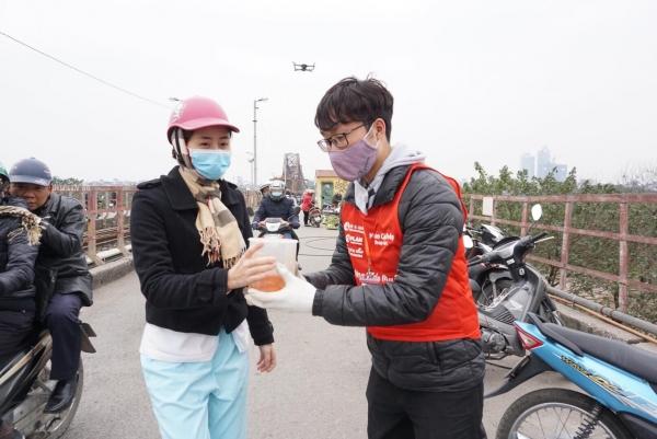 Sợ ‘tắc đường’, người dân mang cá chép thả tiễn ông Công ông Táo về trời sớm-5