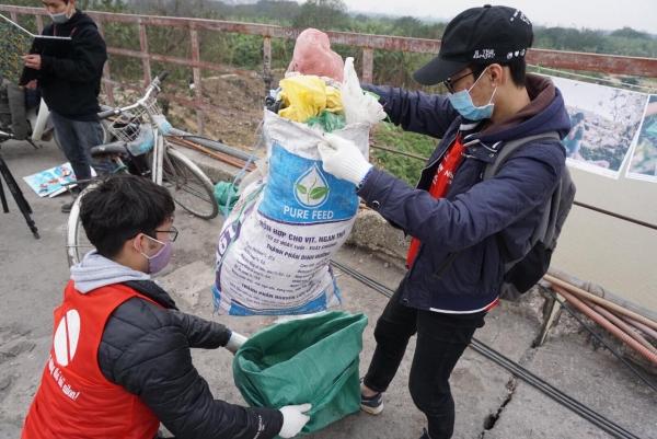 Sợ ‘tắc đường’, người dân mang cá chép thả tiễn ông Công ông Táo về trời sớm-9