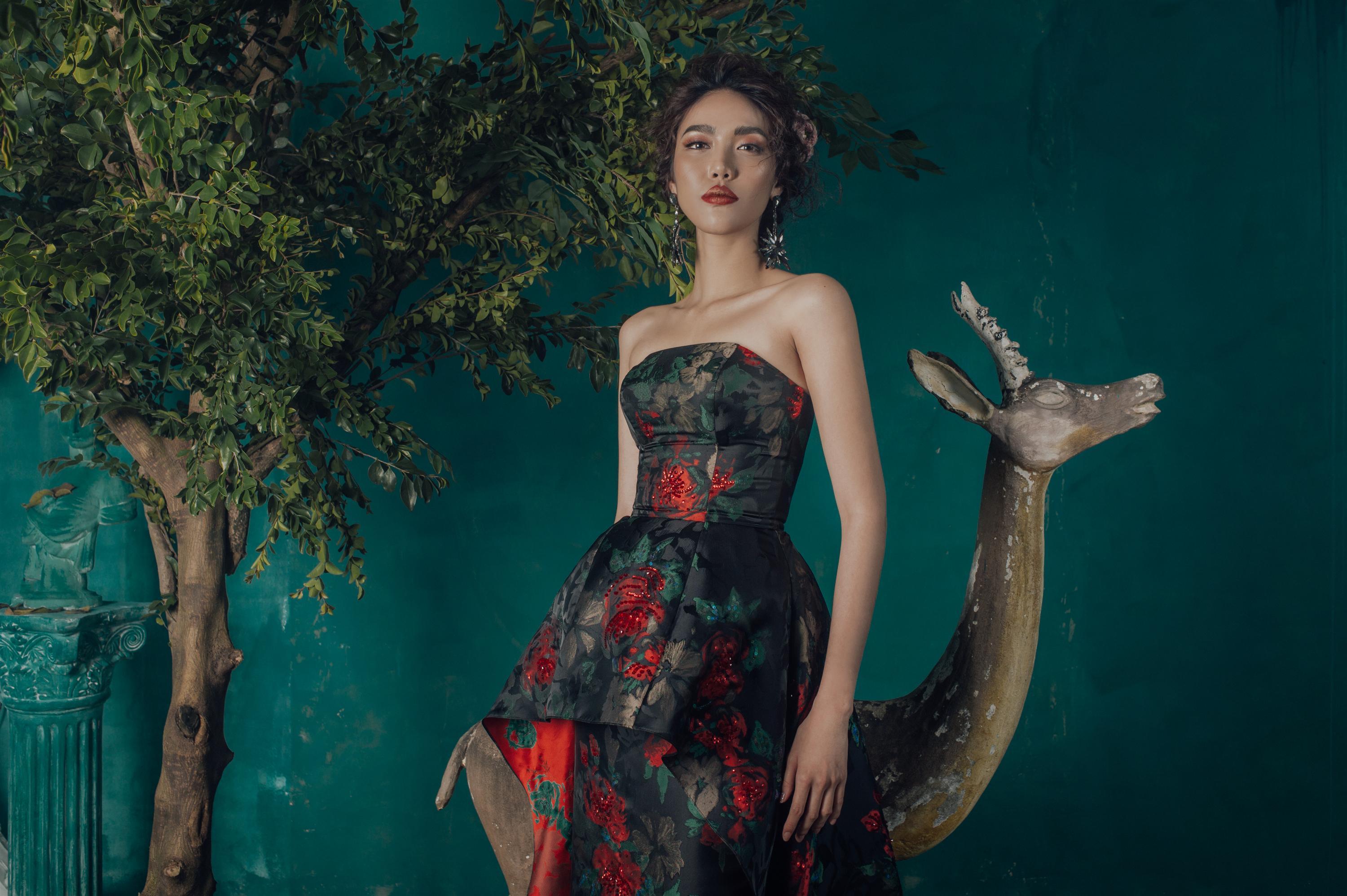 Ngất ngây vẻ quyến rũ của chân dài 1m10 Lan Khuê khi lạc bước khu vườn cổ tích-1