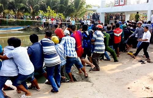 Hàng trăm người hợp sức giải cứu người đàn ông bị nắp cống thủy lợi đè nát chân-1