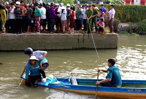 Hàng trăm người hợp sức giải cứu người đàn ông bị nắp cống thủy lợi đè nát chân-2