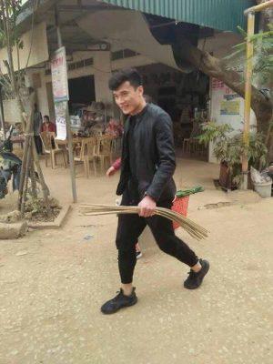 Hé lộ ảnh thủ môn Bùi Tiến Dũng đi chợ mua đồ về gói bánh chưng cùng mẹ-2