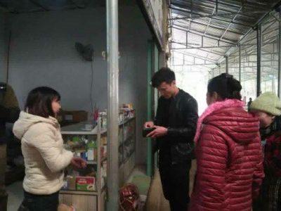 Hé lộ ảnh thủ môn Bùi Tiến Dũng đi chợ mua đồ về gói bánh chưng cùng mẹ-3