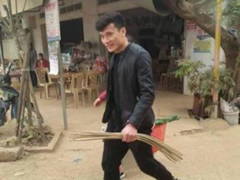 Hé lộ ảnh thủ môn Bùi Tiến Dũng đi chợ mua đồ về gói bánh chưng cùng mẹ