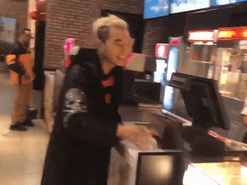 Khoảnh khắc cực lầy của Karik khi liên tục xin giảm giá mua đồ uống ở rạp chiếu phim