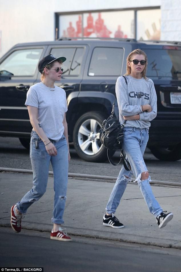 Kristen Stewart đã hết trọc đầu, nhưng vẫn cool ngầu, nam tính khi đi bên bạn gái-4