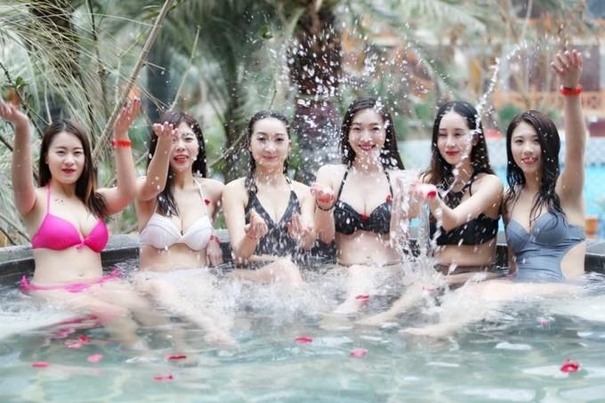 Không casting bằng diễn xuất, bây giờ người ta dùng ngực để thi tuyển như thế này đây-3