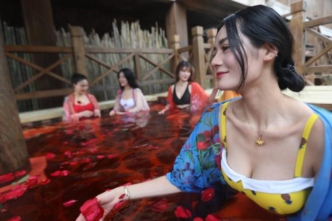 Không casting bằng diễn xuất, bây giờ người ta dùng ngực để thi tuyển như thế này đây-6